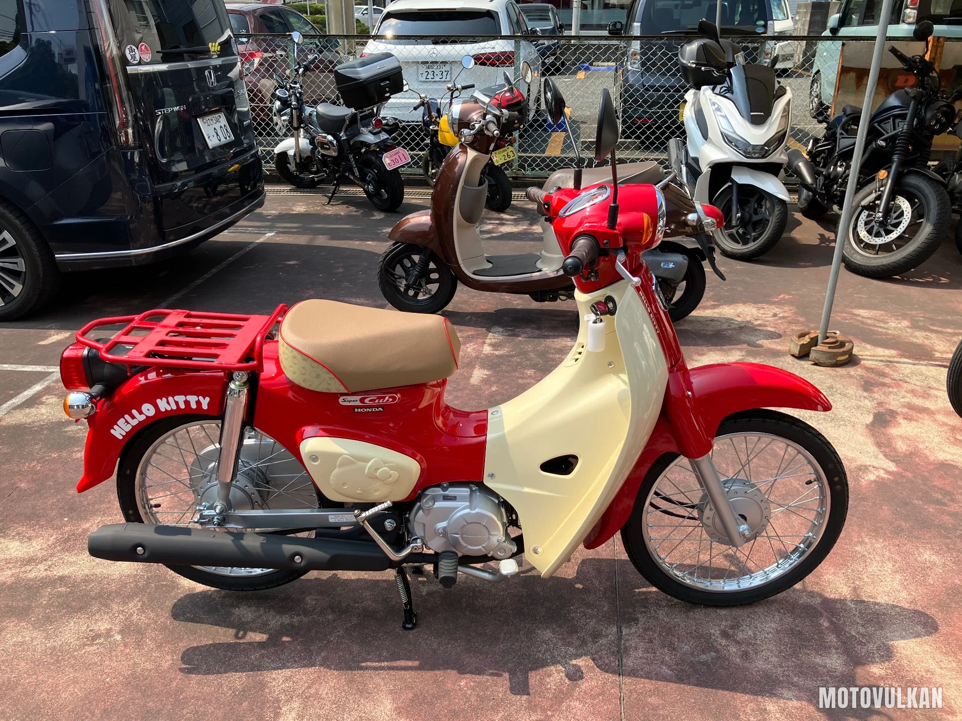 Honda Super Cub50 Hellokitty