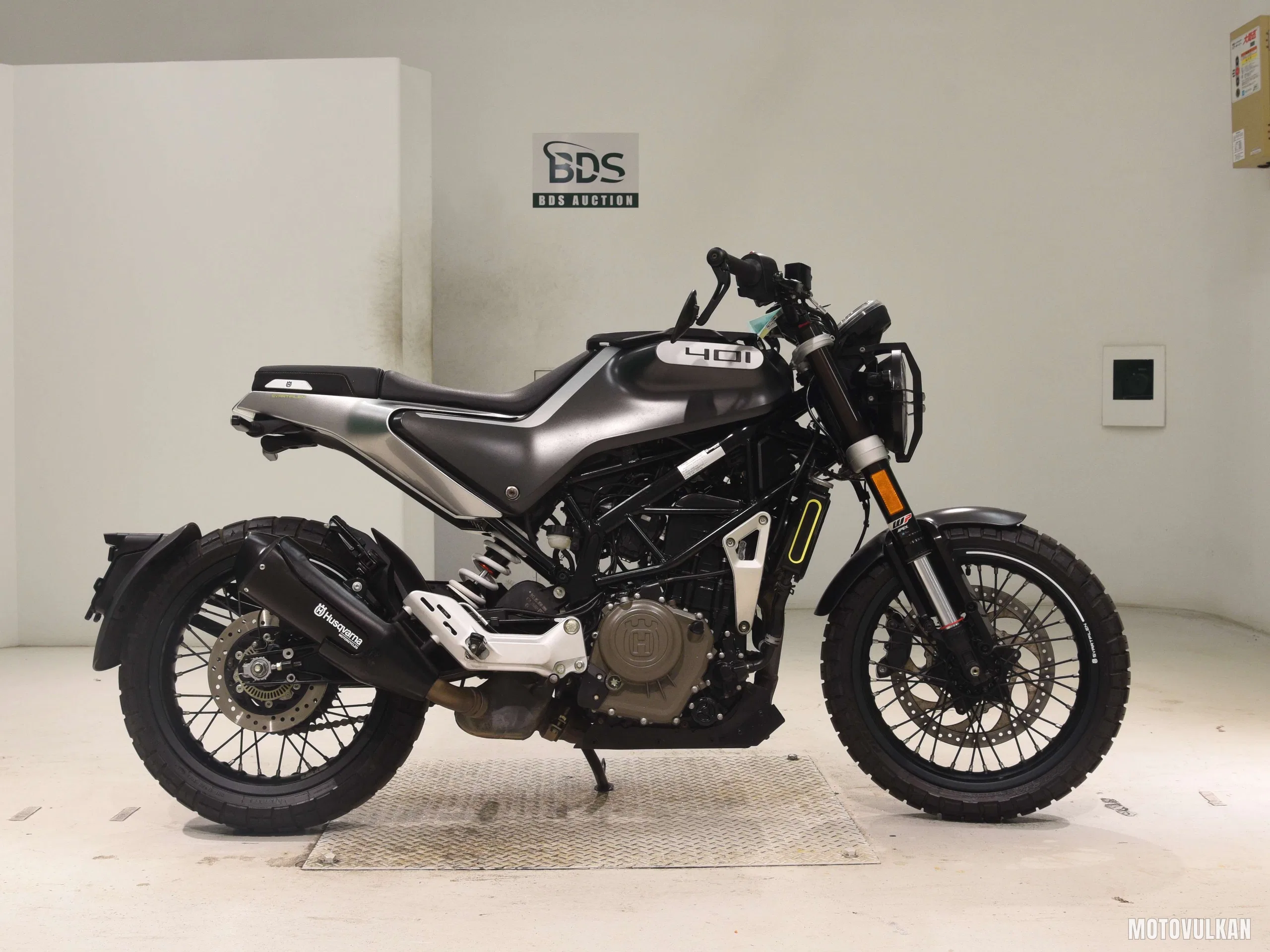  HUSQVARNA Svartpilen 401