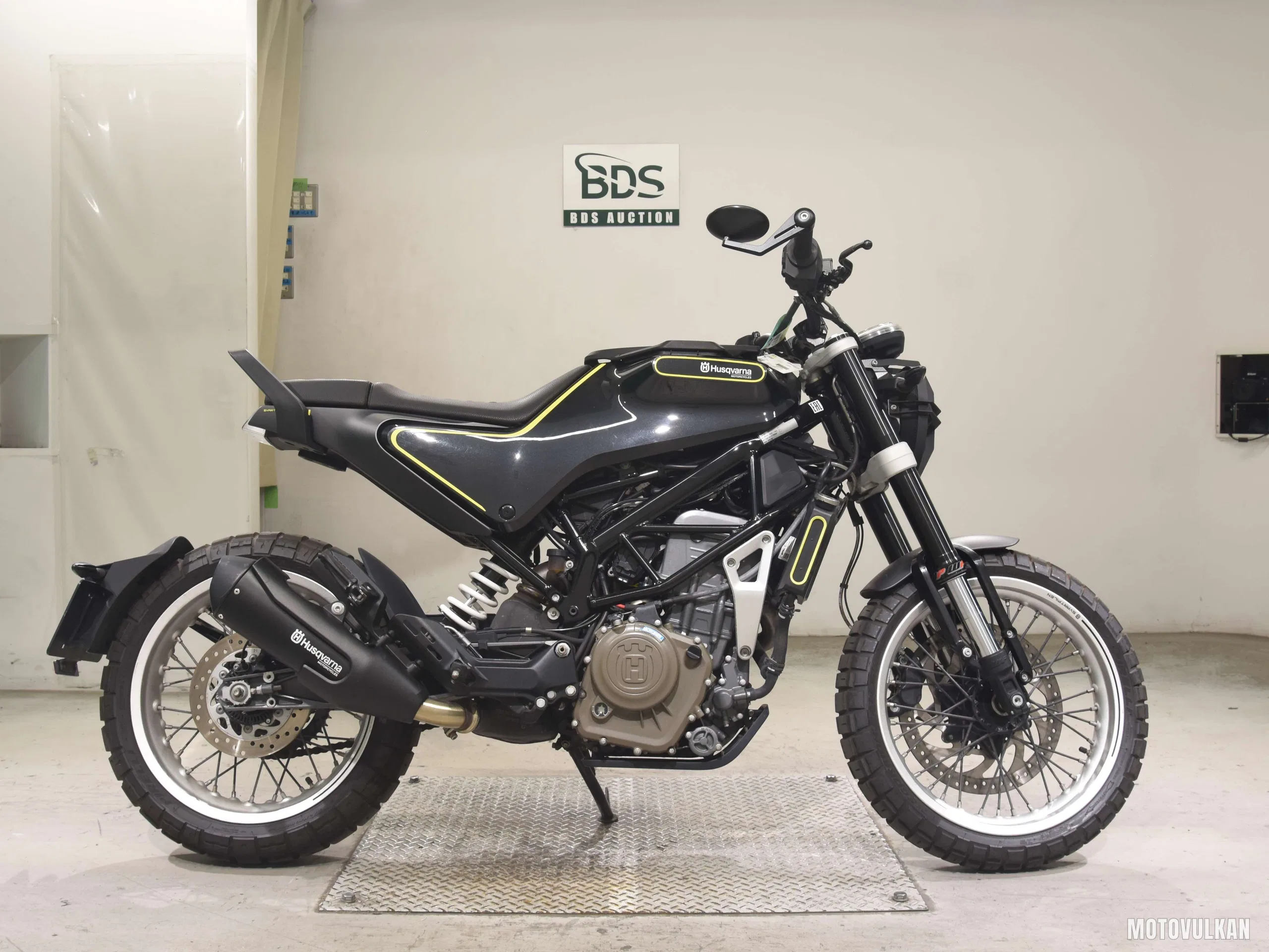  HUSQVARNA Svartpilen 401
