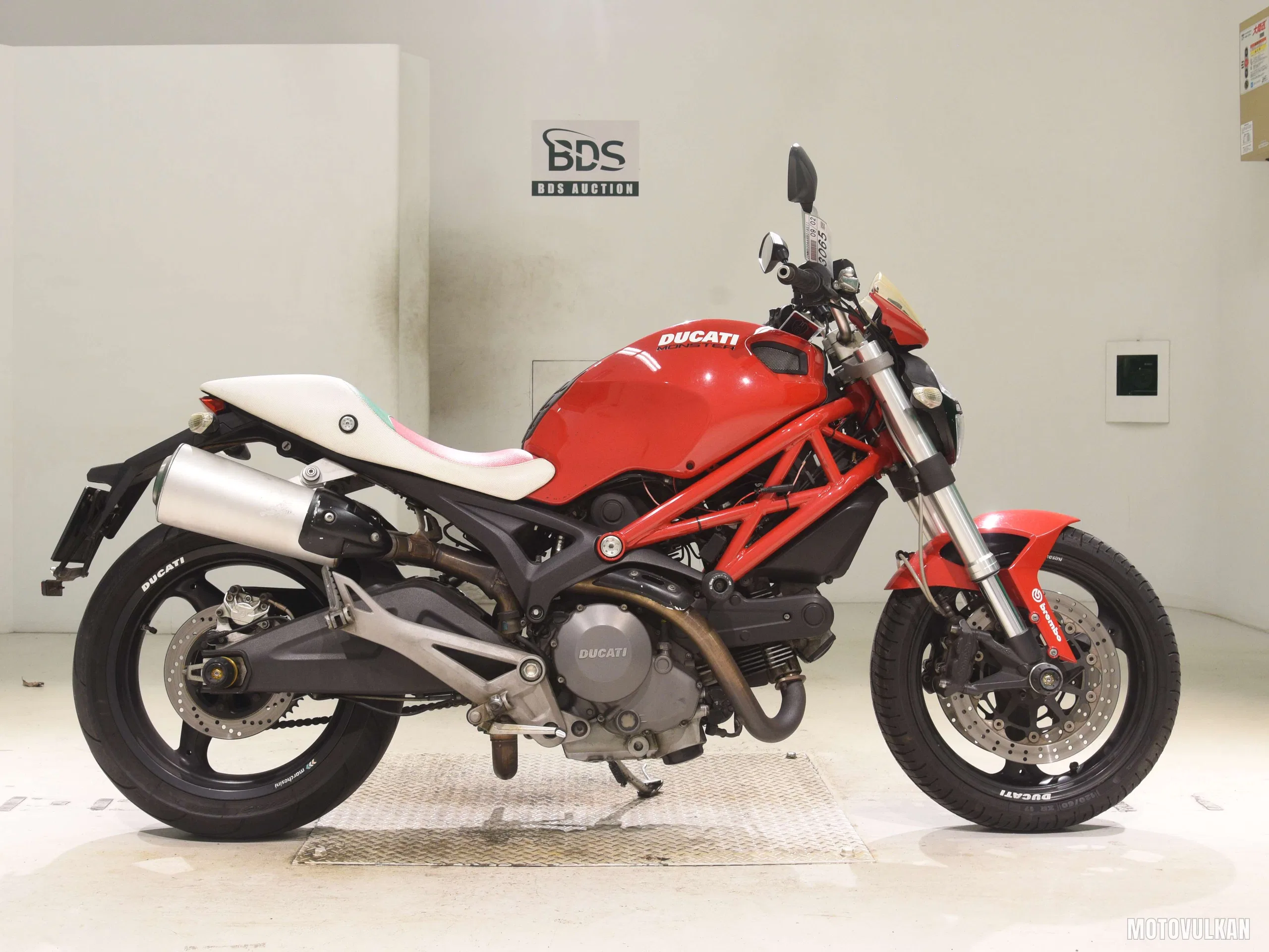  DUCATI M696