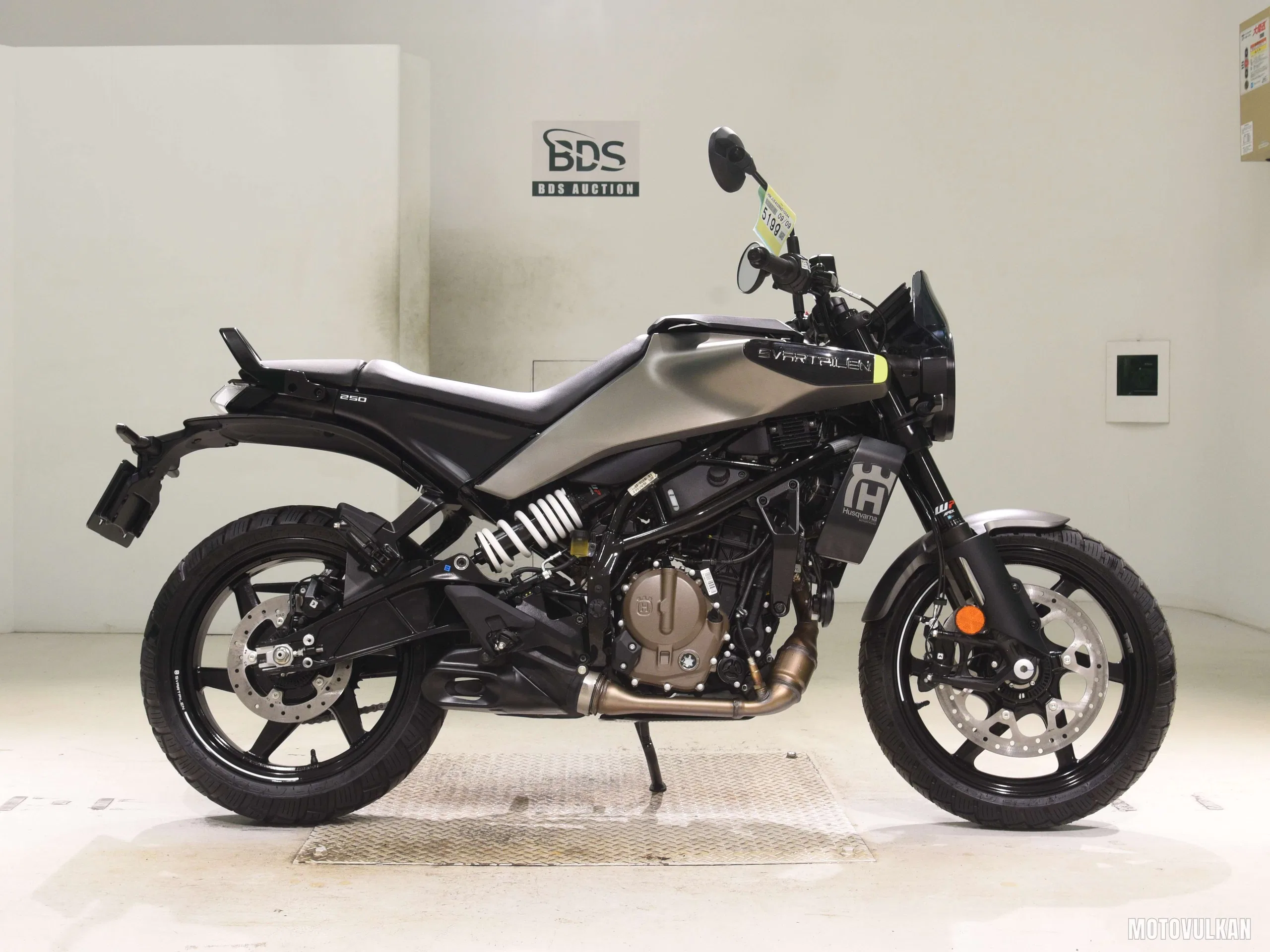  HUSQVARNA Svartpilen 250