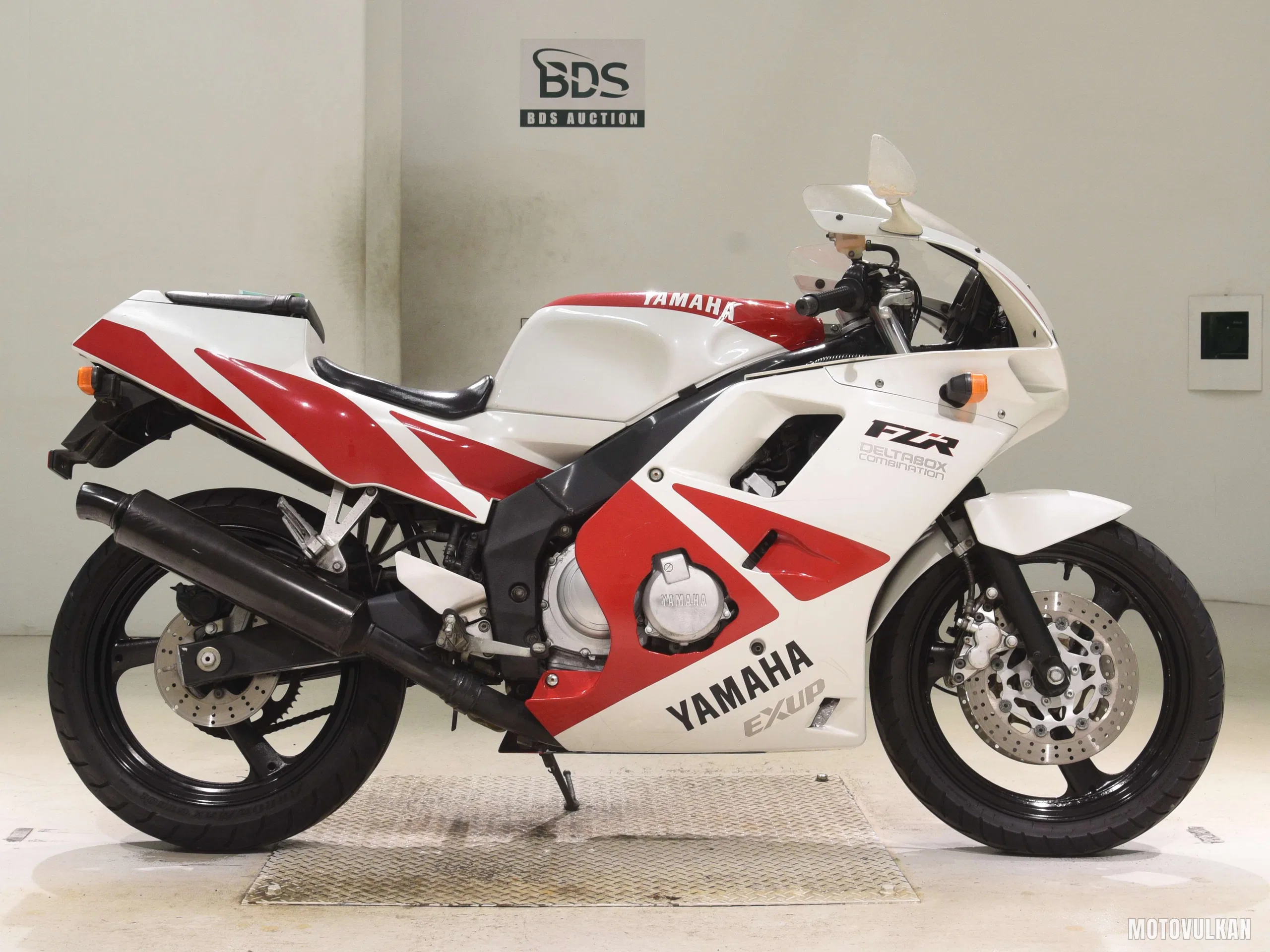 Yamaha FZR250R-2