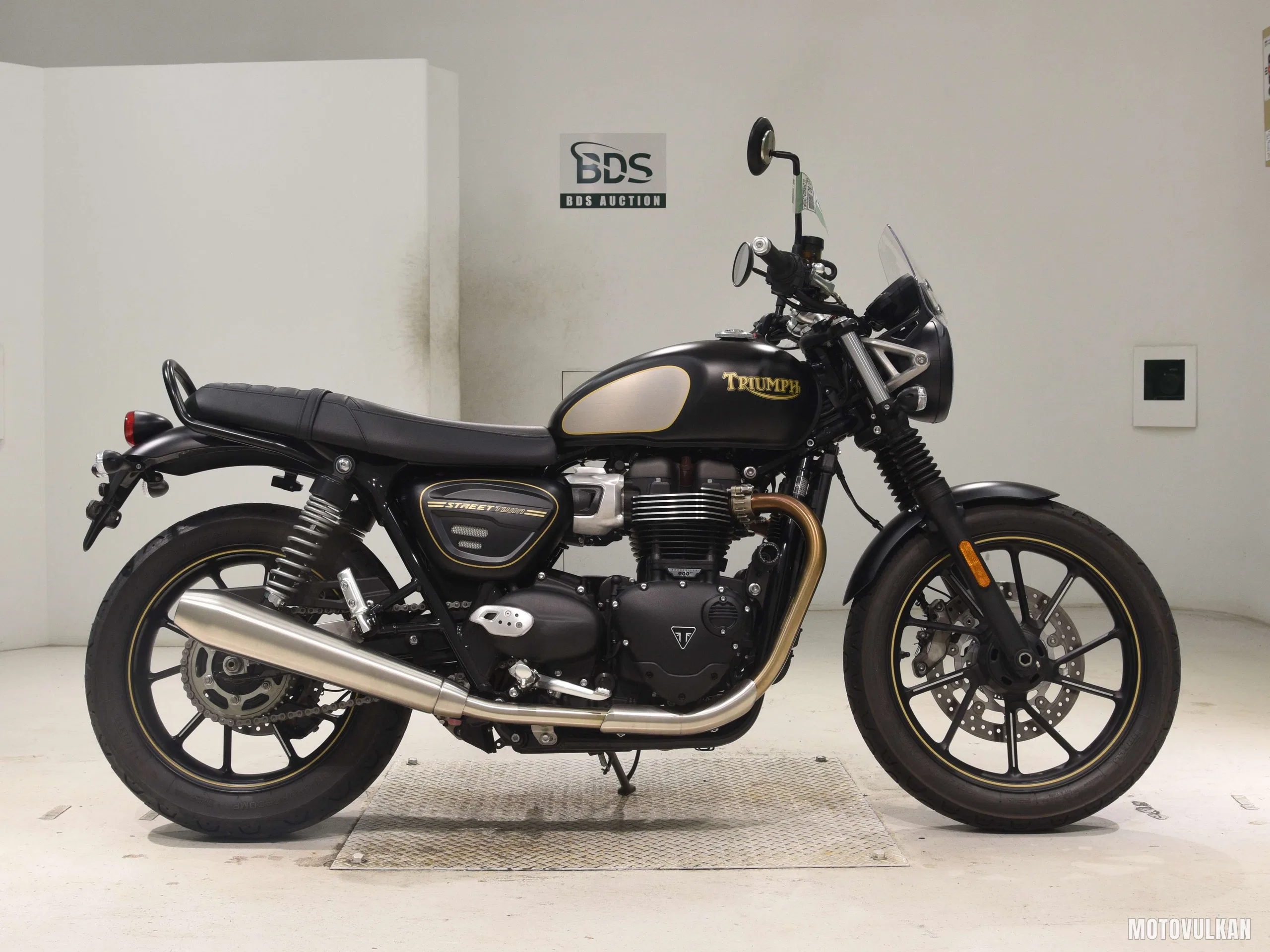  TRIUMPH Street Twin