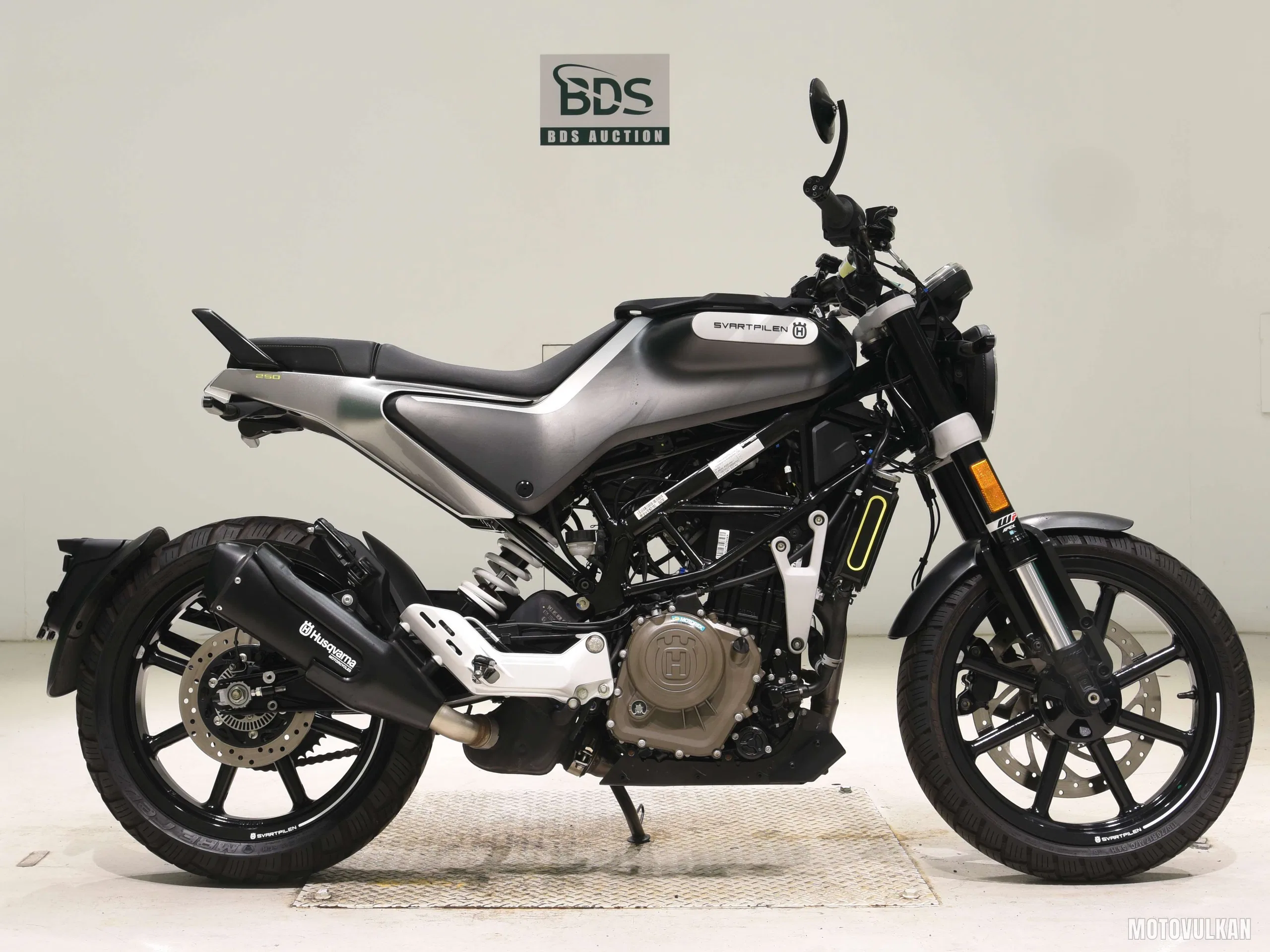  HUSQVARNA Svartpilen 250