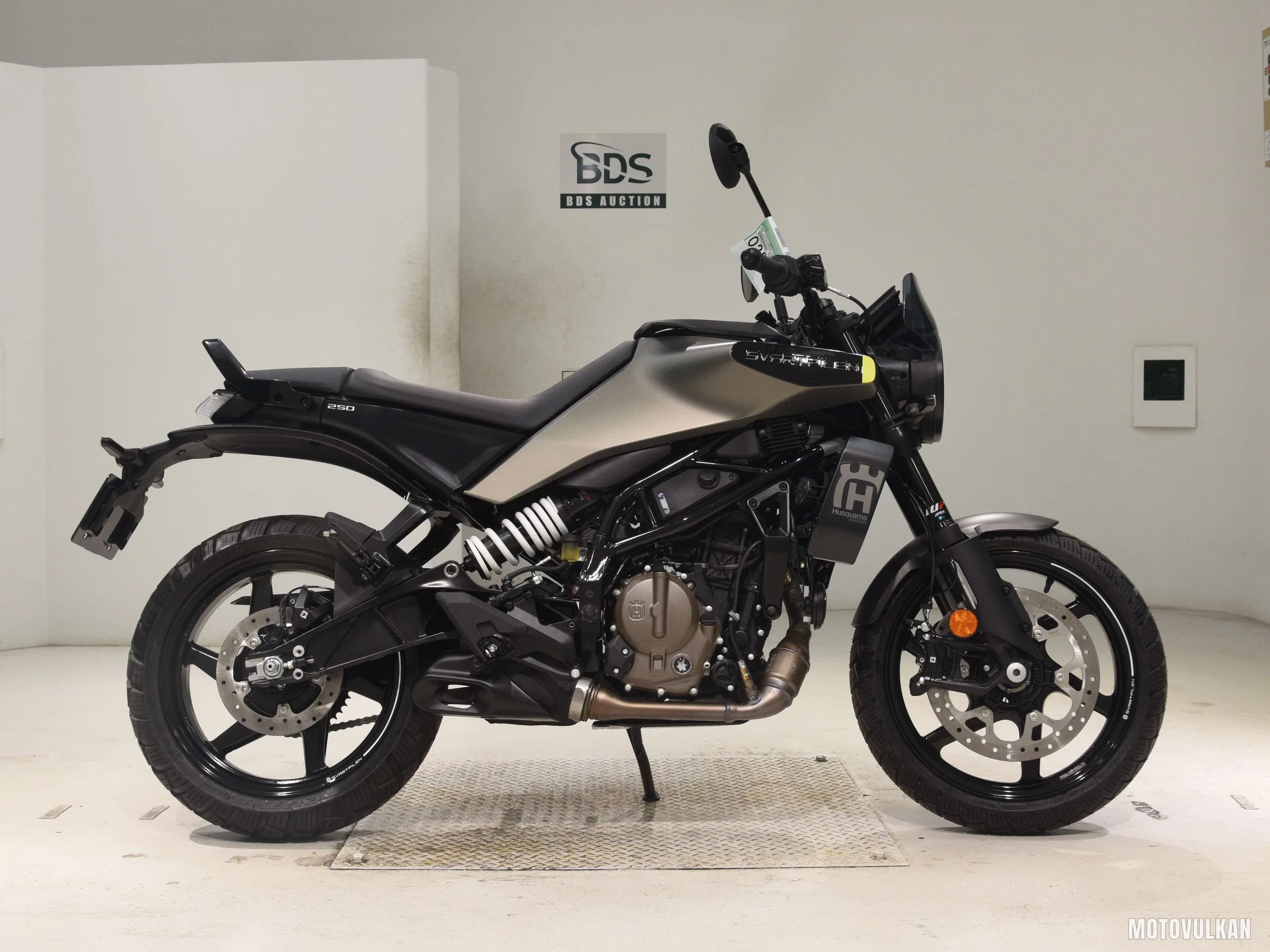  HUSQVARNA Svartpilen 250