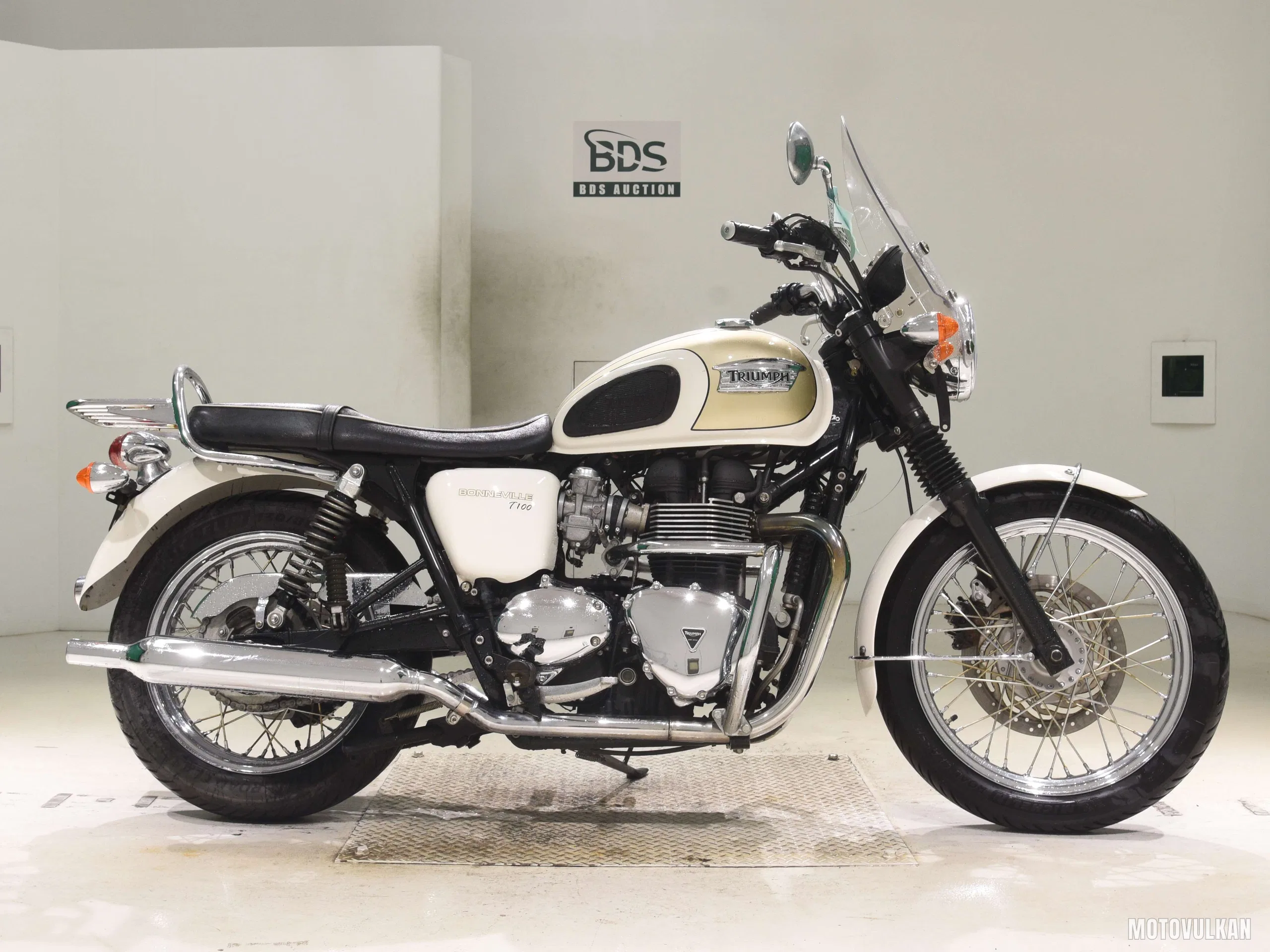  TRIUMPH BONNEVILLE T100
