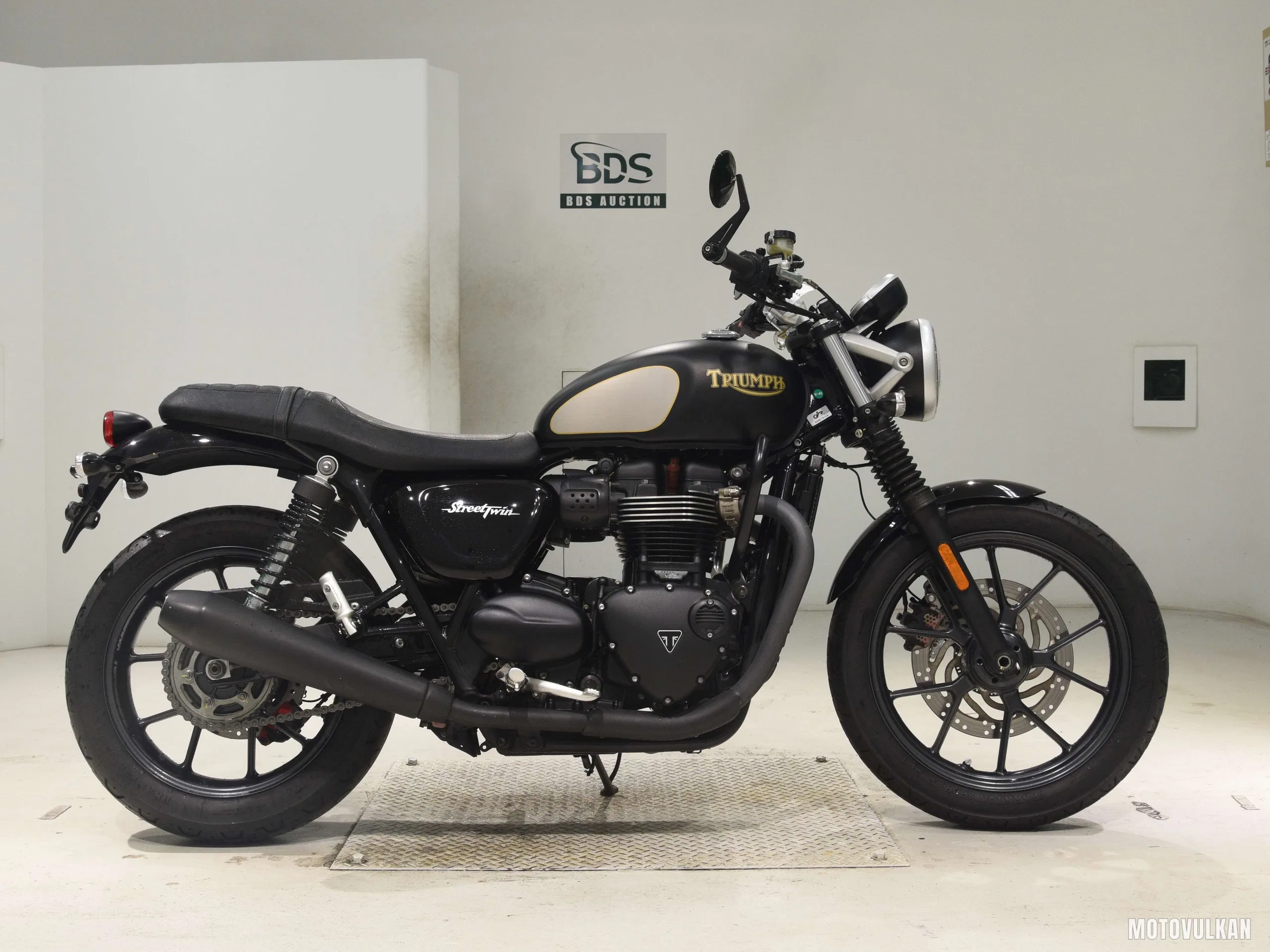  TRIUMPH Street Twin